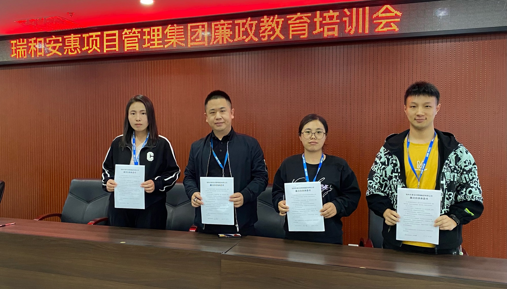 签约.jpg 签约.jpg